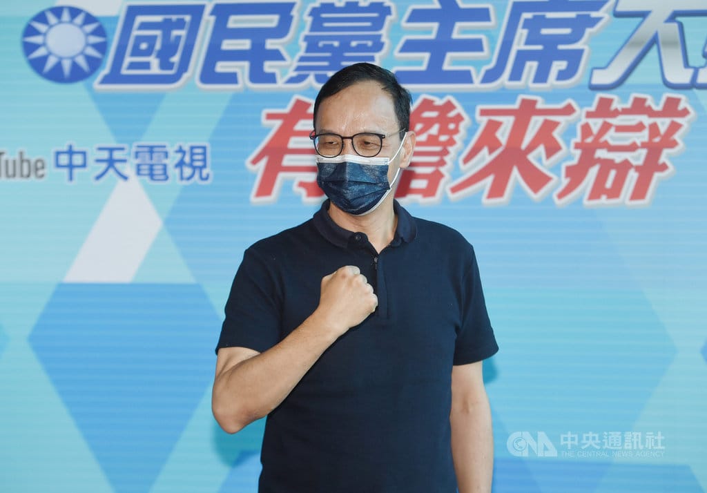 前新北市長朱立倫投入國民黨主席選戰，18日結束黨內主辦的高雄政見會後，下午回到台北再出席中天新聞主辦的辯論活動，與另外3名候選人同台辯論 圖：中央社提供
