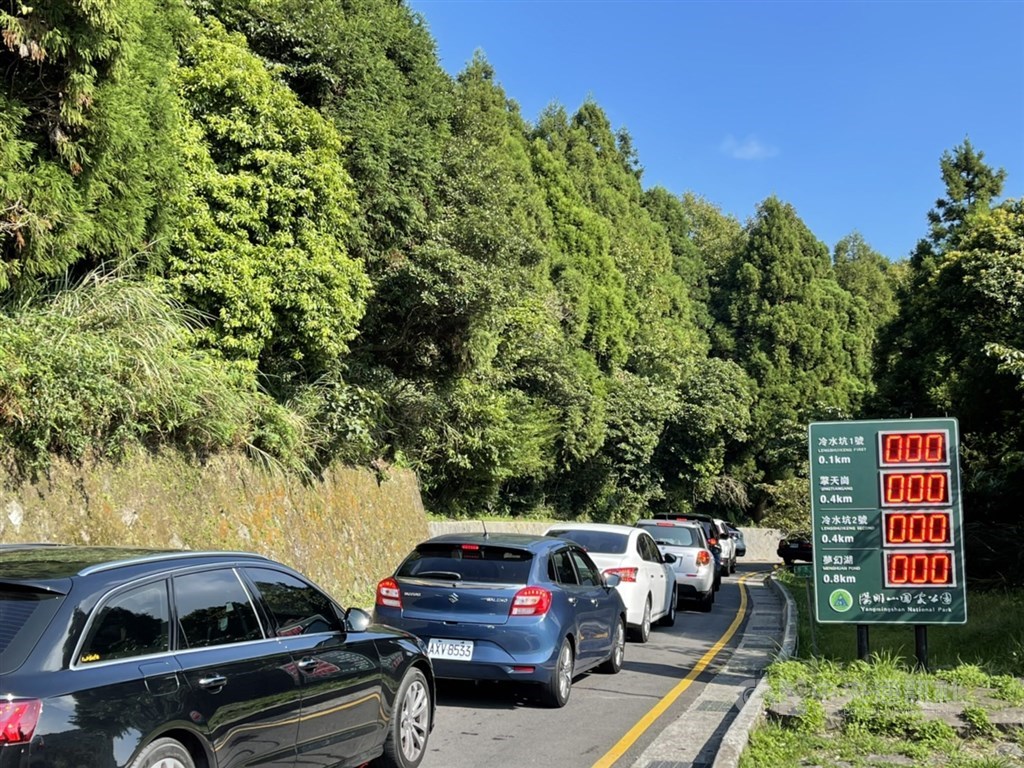 陽明山冷水坑、擎天崗停車場19日早上8時30分就已客滿，場外車陣為等空位排了百餘公尺。 圖/中央社