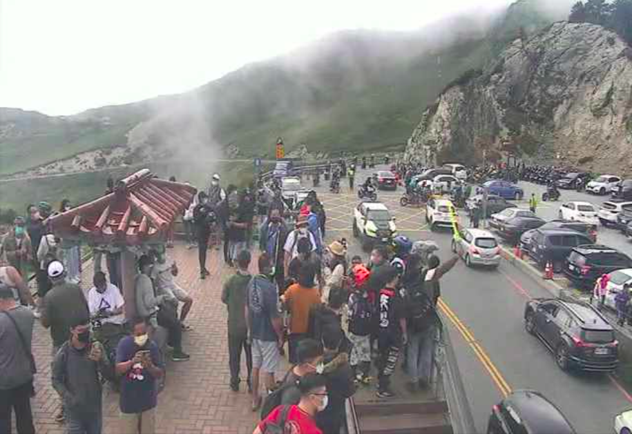中秋連假邁入第二天，北中南各地景點全爆滿。圖為合歡山武嶺亭。 圖：擷取自合歡山武嶺亭即時影像