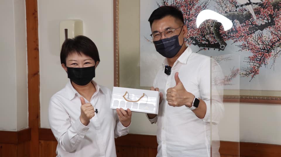 盧秀燕送江啟臣一套台中捷運的紀念套卡，並祝福其「一路暢通、快速到達」。 圖：擷取自江啟臣臉書。