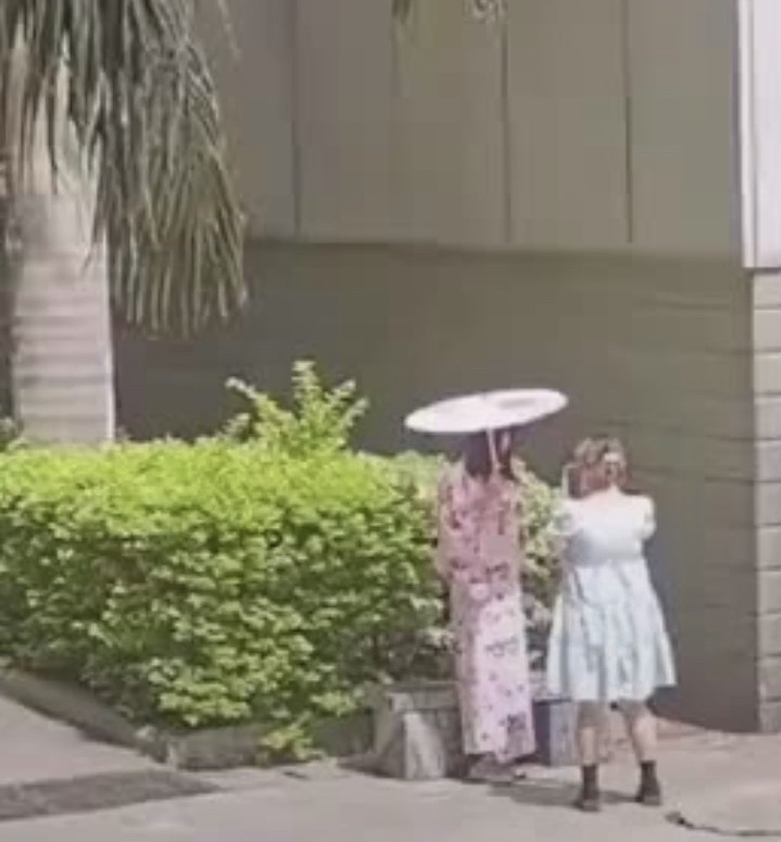 微博上流傳出四川省攀枝花學院一名女子於 918 當天穿著和服逛校園，引發熱議。 圖:翻攝自微博