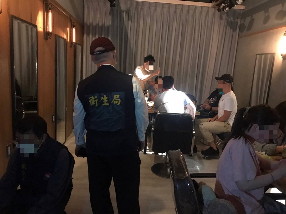 高市衛生局連日查獲餐酒館未依規定採用隔板。 圖：高雄市衛生局提供
