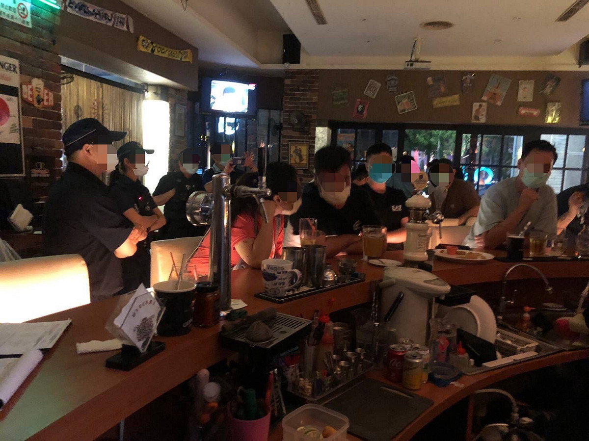 違規餐酒館未提供隔板給顧客。 圖：高雄市衛生局提供
