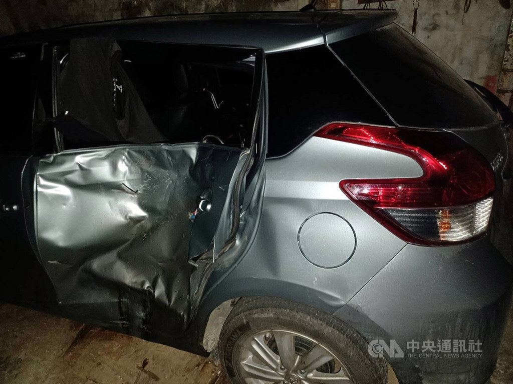 雲林縣台西鄉日前發生一起肇事逃逸車禍案件，造成機車騎士吳姓男子送醫不治；警方17日逮捕肇逃的苗栗縣劉男，檢方向雲林地方法院聲押獲准。圖為肇事車輛左後門留有撞擊痕跡。 圖：警方提供