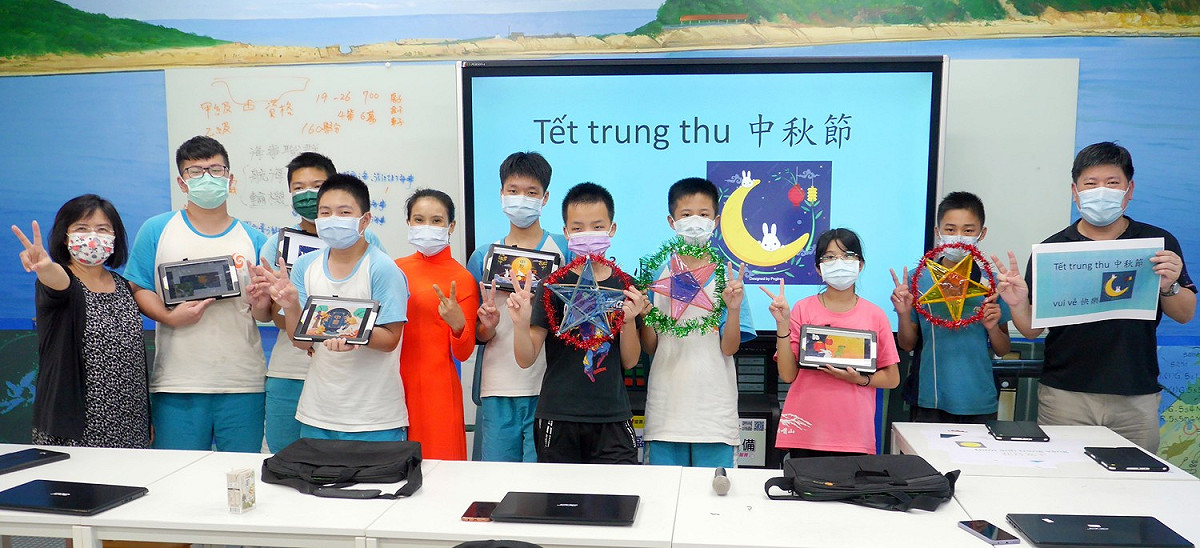 新北市萬里國中參與皇冠海岸新二代培力光榮計畫，校長陳玉桂(左一)帶領越語老師阮采婷、資訊組長蔣銘宗協同教學，教學生寫程式、越語歌謠嵌入電子賀卡功能，提前過著很科技的越式中秋節! 圖：新北市教育局提供