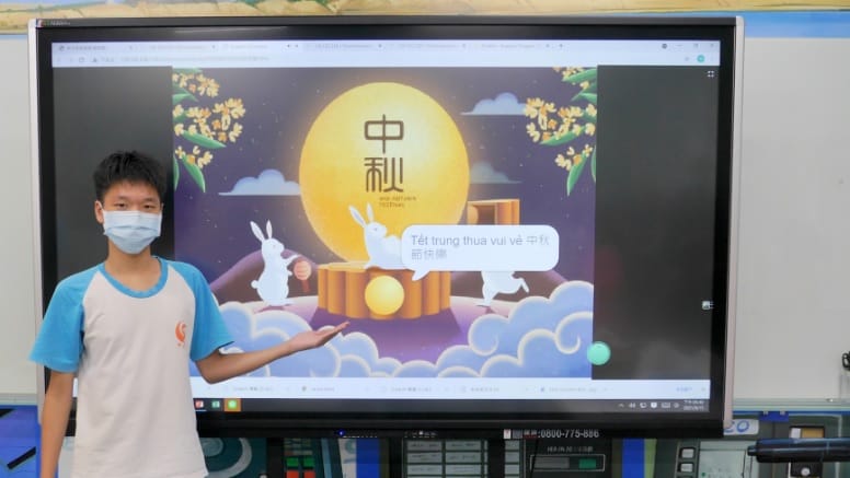 新北市萬里國中呂百逸同學用Scratch程式設計及越南佳節祝福語，自製全世界獨一無二的電子賀卡，寄給在越南的外公、外婆，讓他們開心過節！ 圖：新北市教育局提供