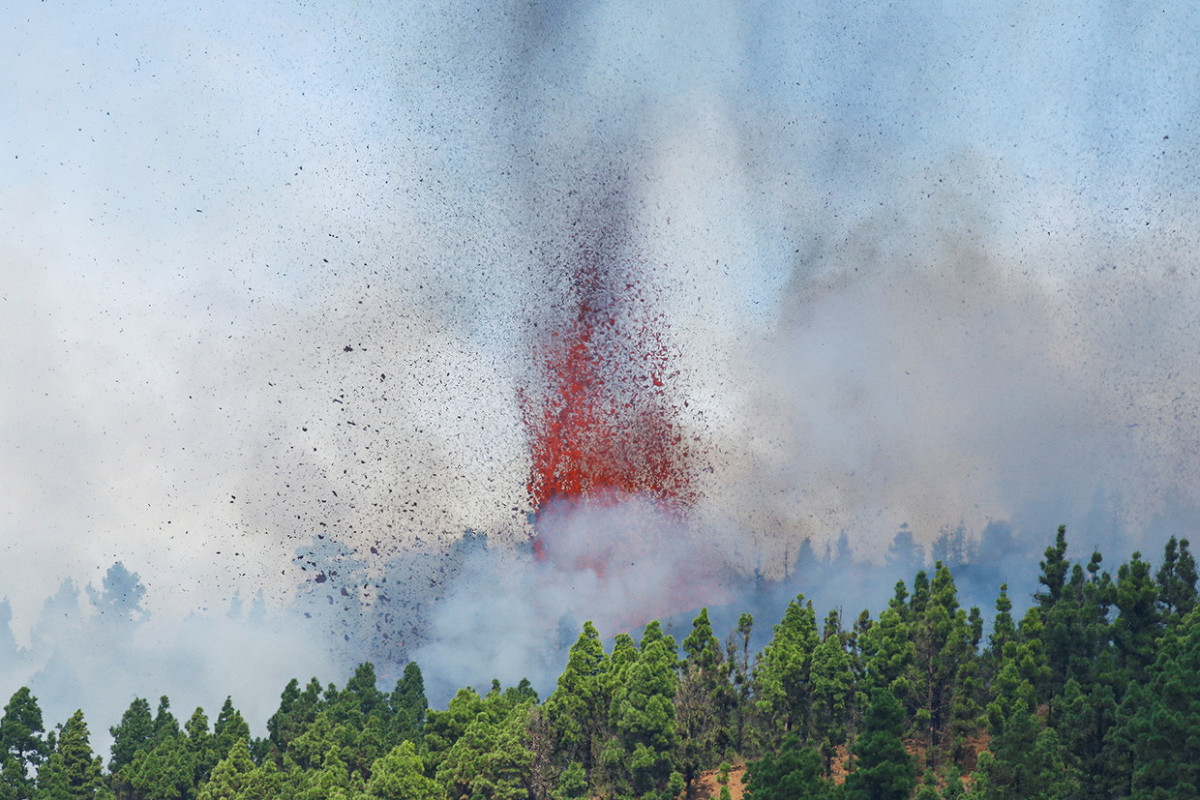 西班牙度假勝地拉帕爾馬島(La Palma)19日發生火山噴發。 圖：翻攝環球網