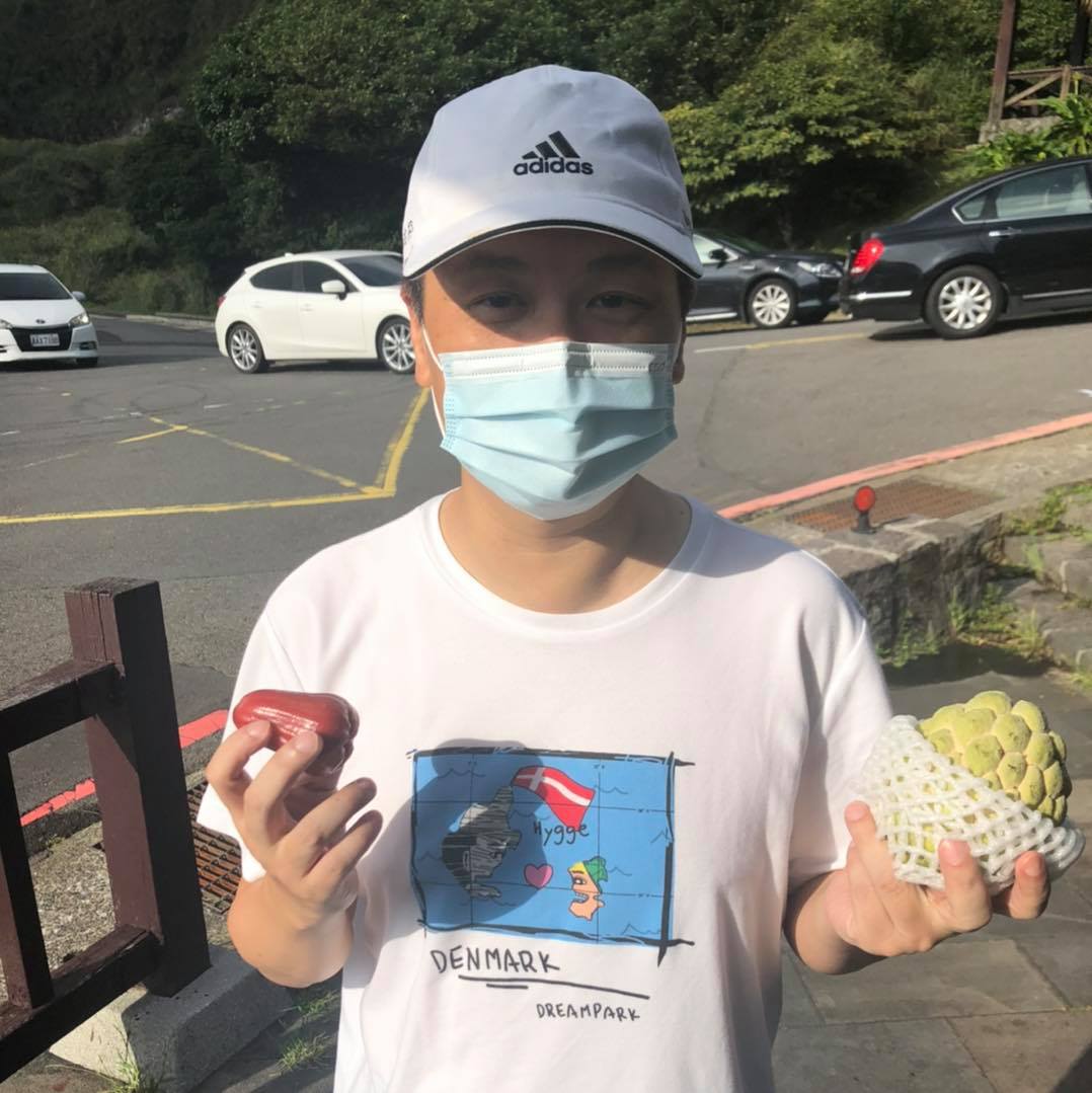 羅智強今日去爬山帶的早餐是釋迦配蓮霧。 圖：擷取自羅智強臉書