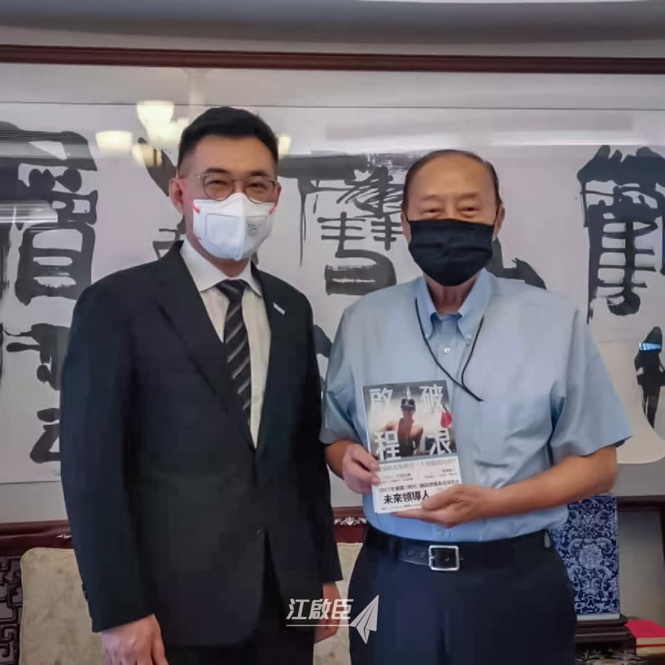 國民黨主席候選人江啟臣（左）拜會前考試院長關中（右） 圖：翻攝江啟臣臉書