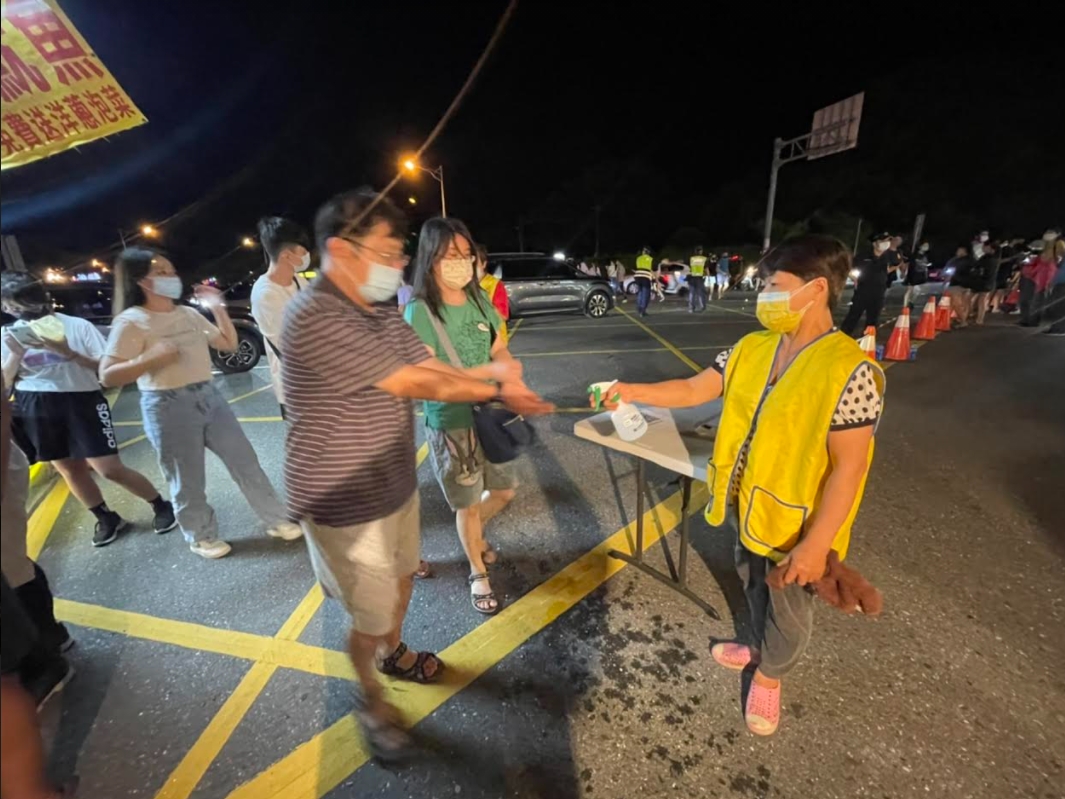 進入墾丁大街前，仍需酒精消毒。 圖：屏東縣政府 提供