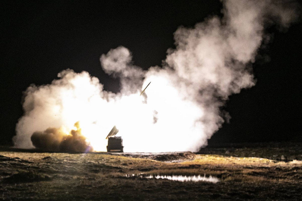 美國陸軍第2支實驗式編裝「多域特遣部隊」在歐洲進行火力演習，使用M270A1多管火箭炮系統，發射導引火箭彈，打擊位於北極圈內距離挪威安多亞海岸20公里處的海上目標。 圖：翻攝美國陸軍官網