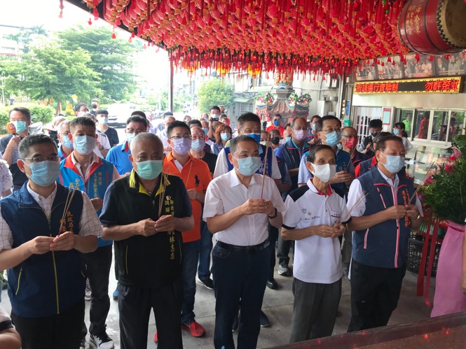 侯友宜9月20日上午前往建廟逾160年歷史的三重同仁宮廟參拜祈福 圖：新北市民政局提供