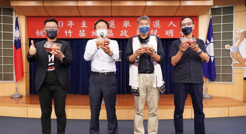 對於中國禁止台灣蓮霧釋迦輸入，江啟臣（左起）、卓伯源、張亞中及朱立倫都同聲批評民進黨。 圖：國民黨提供