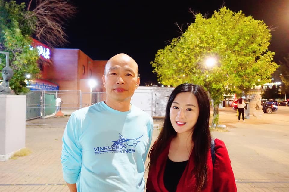 韓國瑜和何庭歡在芝加哥碰面合影，一起賞月。 圖：翻攝何庭歡臉書