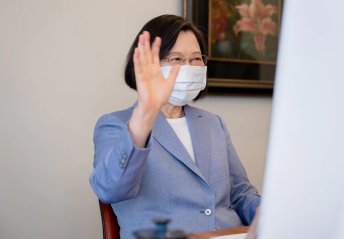 蔡英文20日以民主進步黨主席身分與4位參選人之一的日本眾議員、前總務大臣高市早苗視訊會談。 圖：民進黨提供