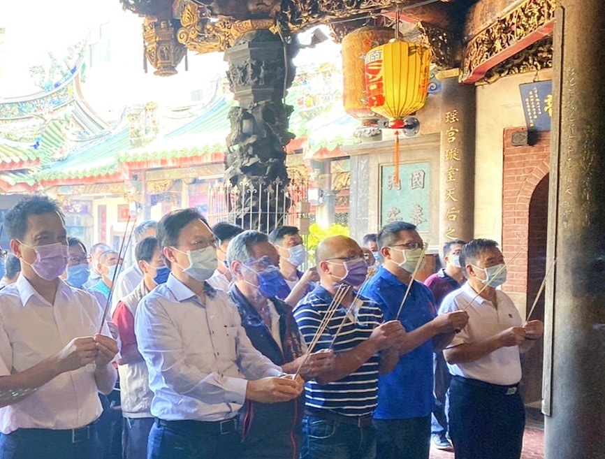 國民黨主席候選人卓伯源（左二）中秋節到彰化參拜媽祖，祈願國民黨黨運昌隆。 圖：翻攝自卓伯源臉書