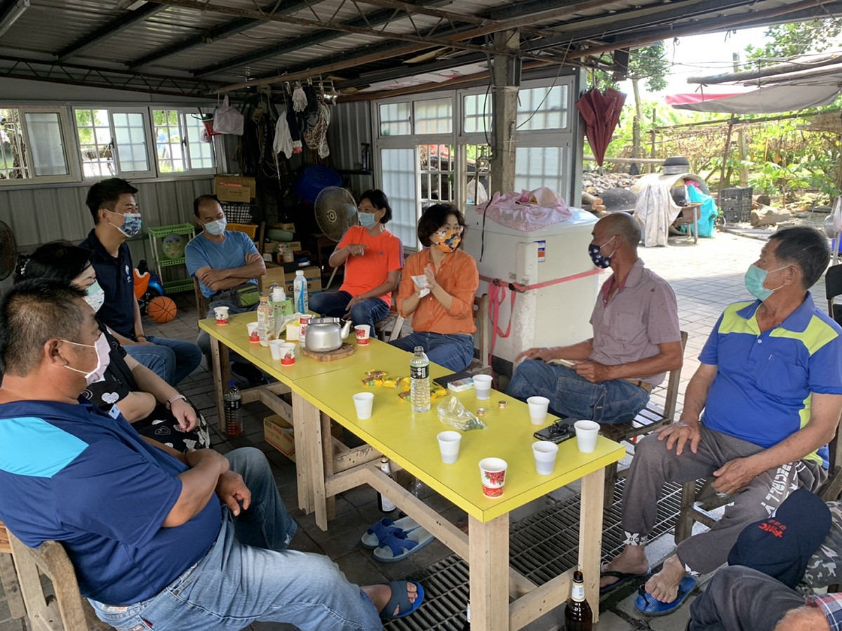 饒慶鈴前往釋迦果園與農民溝通。 圖：台東縣府農業處提供