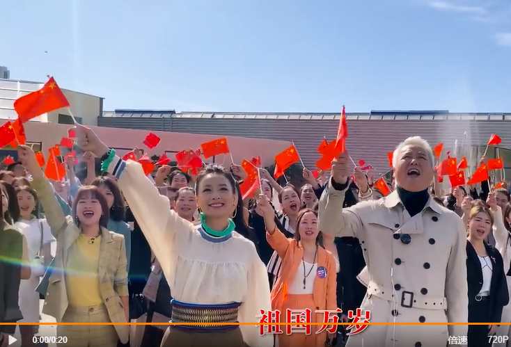 張庭、林瑞陽揮舞五星旗，高喊祖國萬歲。 圖：翻攝微博影片
