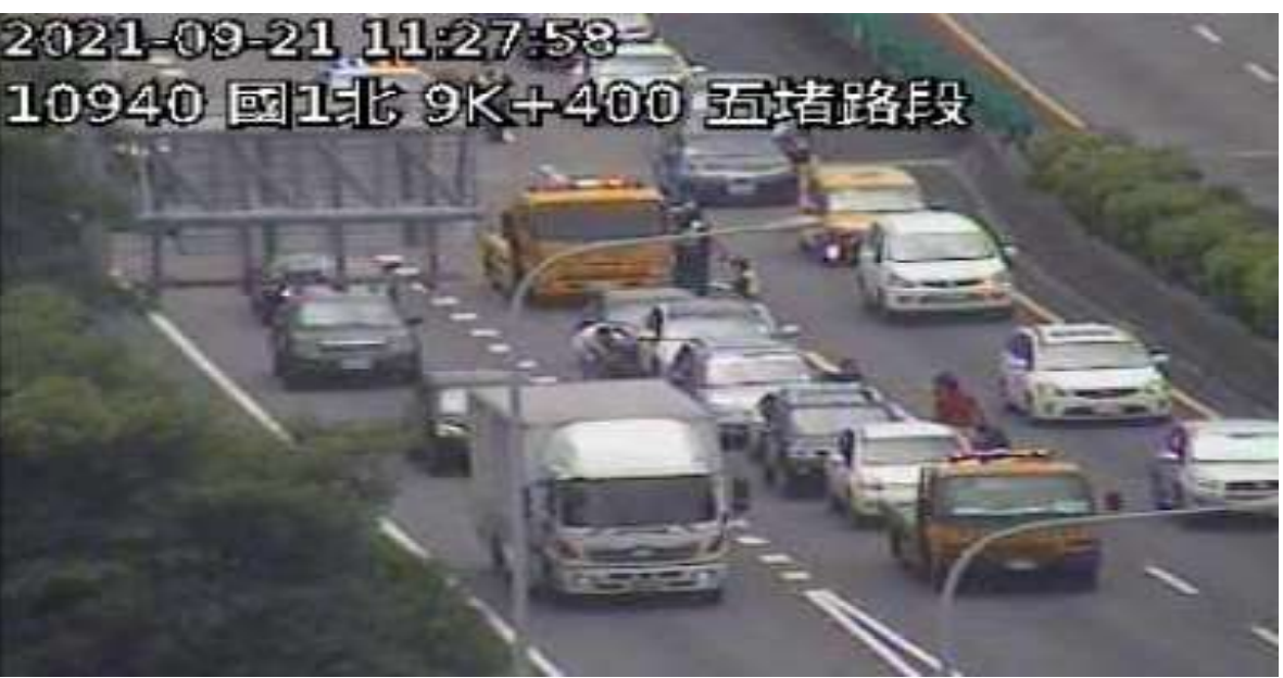 國 1北向9.8公里，稍早發生6小自追撞事故，佔用中線車道回堵2公里。 圖：高公局/提供