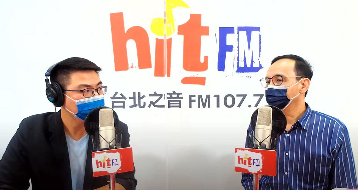 朱立倫（右）分析桃園市的政治傳統一直以來都是桃園在地人執政，至今未有空降部隊贏得選戰的情況發生。 圖：翻攝 HitFm《嗆新聞》