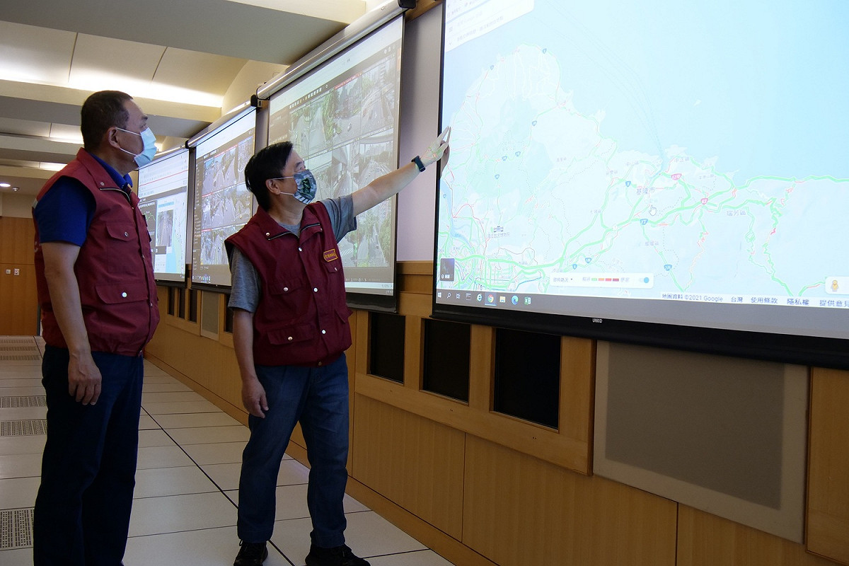 侯友宜前往交控中心了解國道及新北市區道路、觀光景點交通路況。 圖：新北市交通局/提供