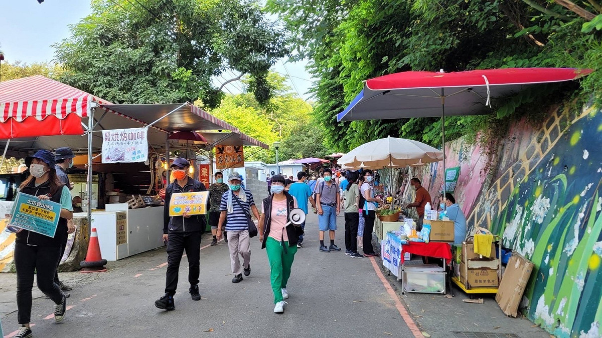 台中市政府出動「觀光景點疏導隊」至重要景點宣導防疫。 台中市政府/提供