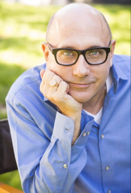 在《慾望城市》中飾演同志「史丹佛」的男星威利葛森(Willie Garson)，今(22)日驚傳癌症病逝，享年57歲。 圖：翻攝自IMDb