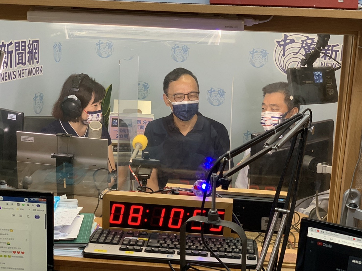 國民黨主席候選人朱立倫（中）接受電台專訪。 圖：朱立倫辦公室/提供