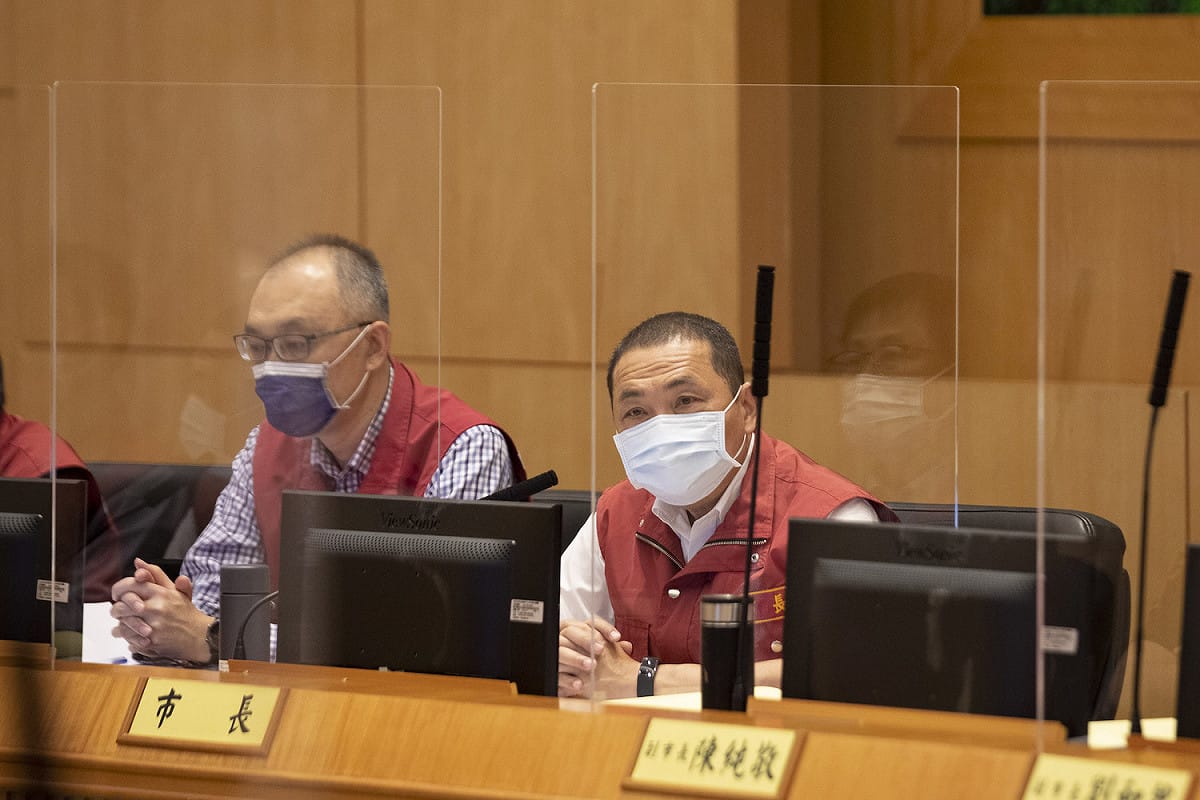 侯友宜不捨幼兒園群聚事件的年輕家長因政策打不到疫苗。 圖：新北市政府提供