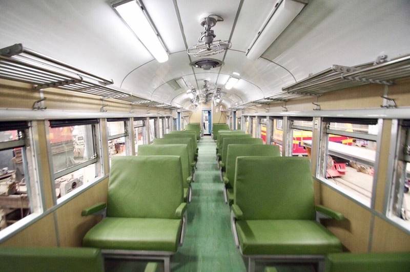 藍皮解憂號觀光列車的車廂置物架、旅客拉環、綠皮沙發等設備，都保留原始風格。 圖：雄獅旅遊/提供