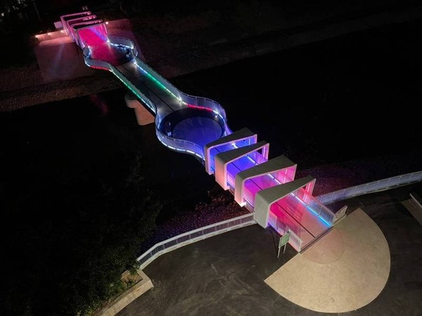 桃園航心橋夜晚有色彩絢麗的LED燈。 圖：桃園水務局／提供