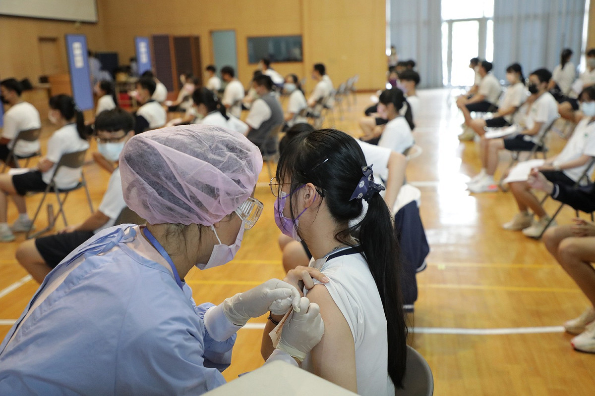 台灣大學公共衛生學院教授陳秀熙指出，在疫苗供應量不足時，應加強研究疫苗混打策略，對未來要施打第3劑疫苗也有幫助。（圖為校園首日施打BNT疫苗狀況） 圖：台南市政府提供