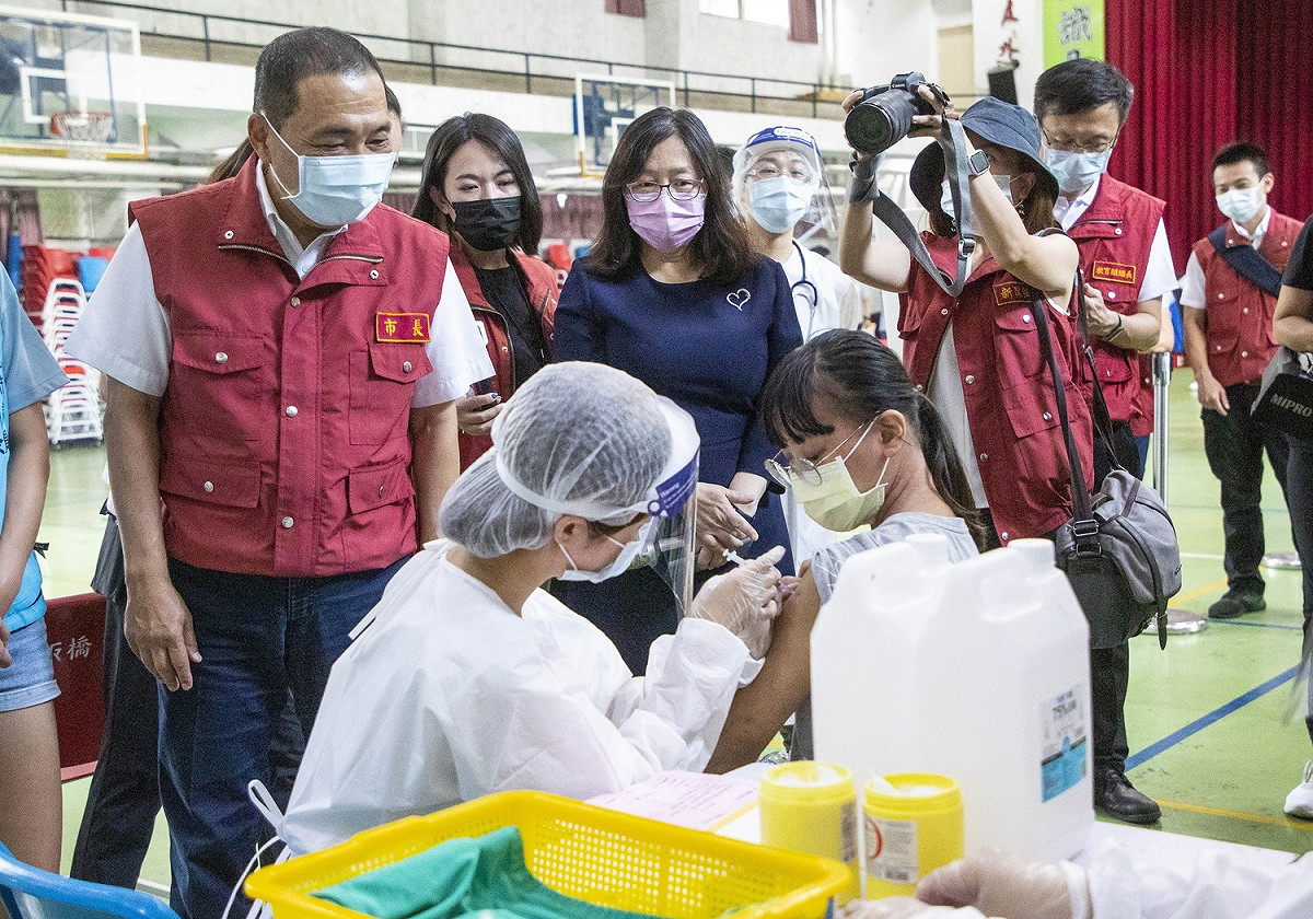 新北校園BNT疫苗開打首日，市長侯友宜視察學生接種疫苗情形。 圖：新北市政府／提供