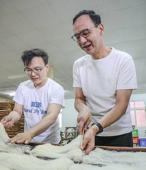鄭正鈐PO出與朱立倫的合照 圖：翻攝自鄭正鈐臉書