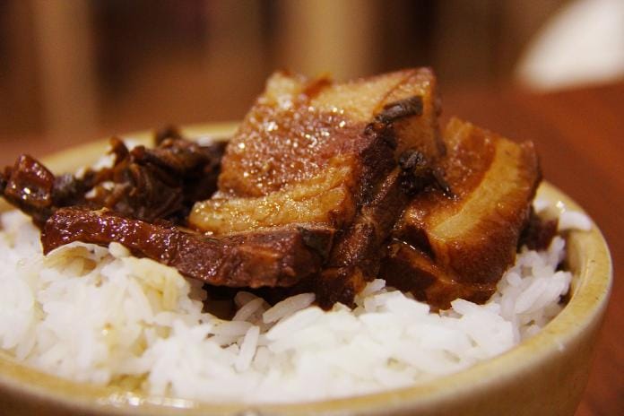 近日有網友好奇詢問大家「爌肉飯搭配什麼湯比較經典？」對此，許多老饕紛紛曝光「唯一支持」，認為技清爽又解膩。 圖／取自pixabay