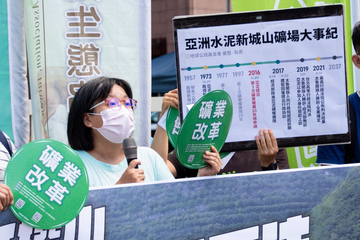 台灣蠻野心足生態協會專職律師蔡雅瀅說明判決內容指出，未於核准礦業權展限「前」踐。 圖：地球公民基金會提供