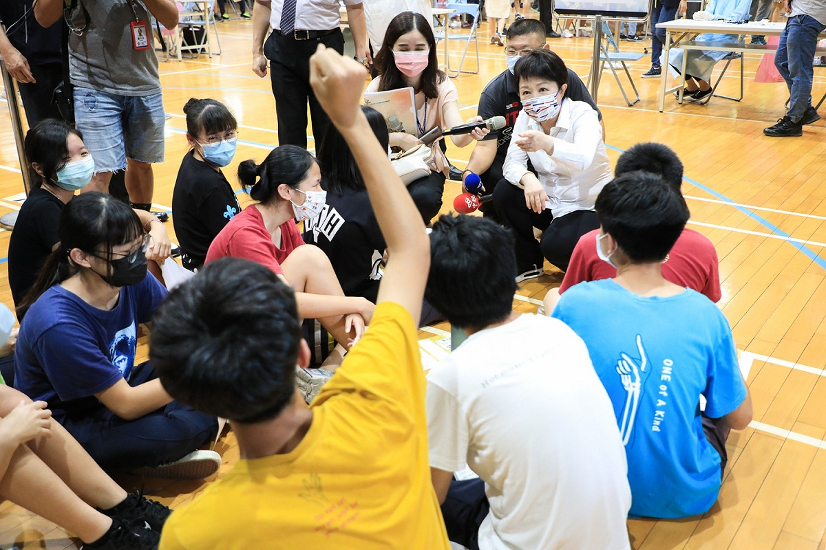 盧秀燕市長以有獎徵答方式降低學生緊張情緒。 台中市政府/提供