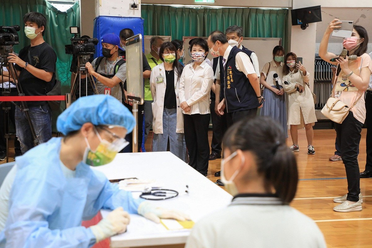 市長盧秀燕前往忠明高中關心高中部學生接種情形。 台中市政府/提供
