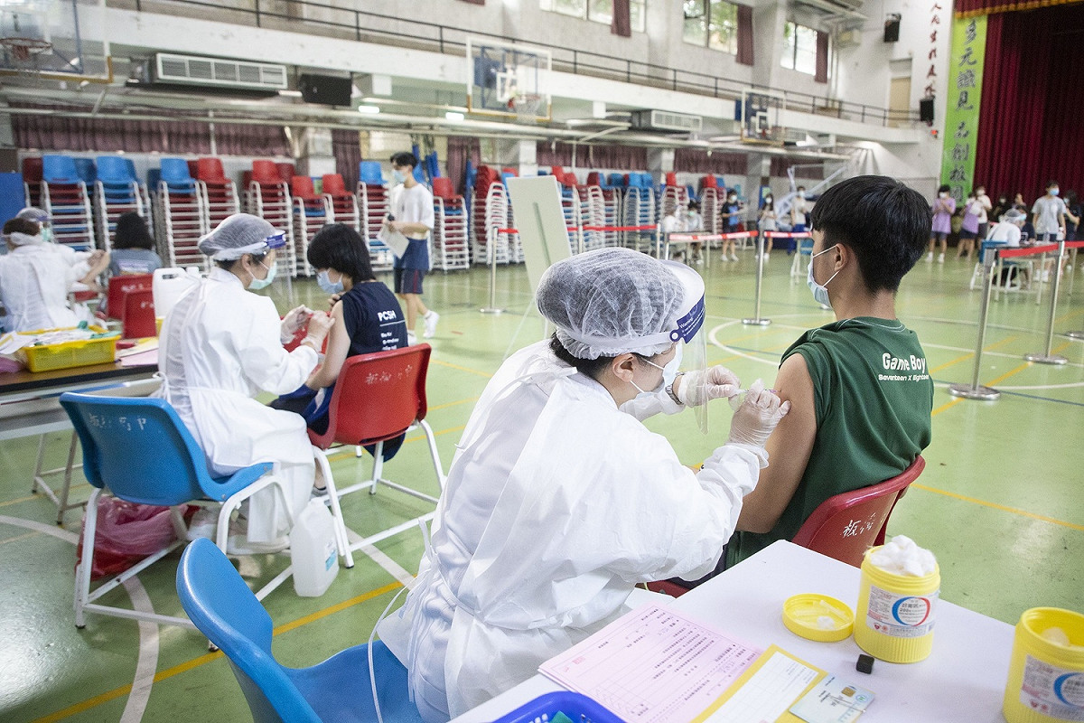 新北市今有29校，約2萬8700位學生施打BNT疫苗，截至下午2時各校回報，共有2名女學生接種疫苗後不適，經送醫觀察無礙，目前已返家休息。 圖：新北市政府／提供