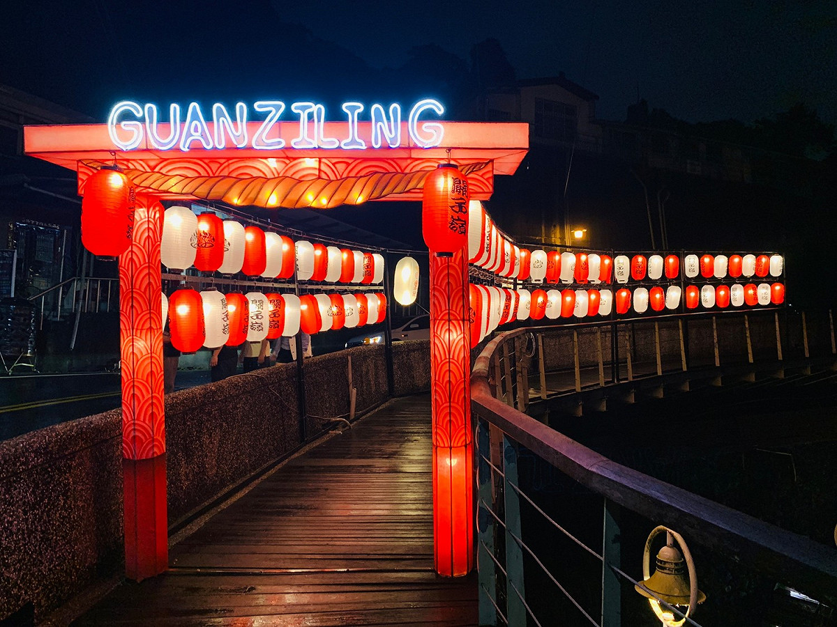 火王爺廟前祈福夜間燈飾。 圖：台南觀旅局／提供