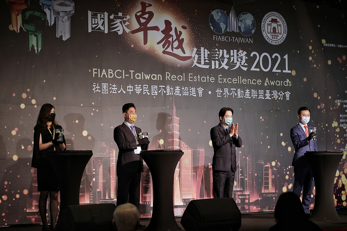 副總統賴清德（右二）與新竹市長林智堅（右一）出席「2021國家卓越建設獎頒獎典禮」 圖：總統府提供