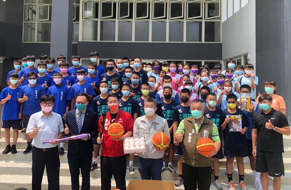 立法院副院長蔡其昌與台灣基進黨籍台中市立委陳柏惟攜手捐贈高中球具。 圖：翻攝蔡其昌臉書