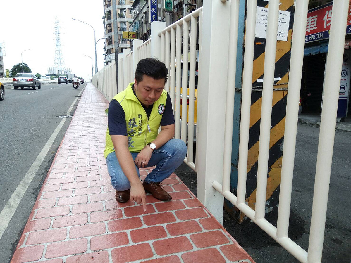 張志豪表示，2019年先爭取到1034萬進行華中橋東側護欄及人行道改善，400公尺長的人行道以紙模壓花地坪鋪設。 圖：新北市議員張志豪提供