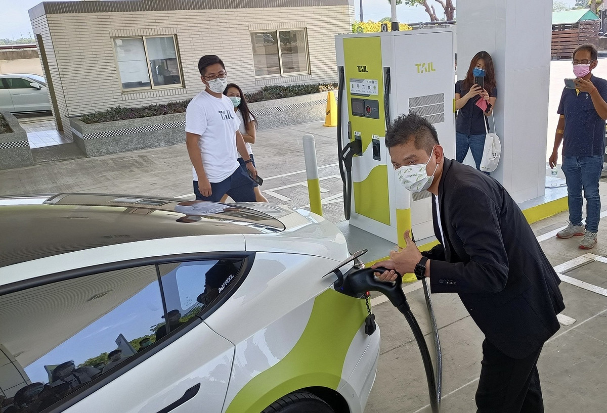 國1西螺服務區北上加油站停車位設置了首座電動車輛快速充電站。 圖：高公局／提供