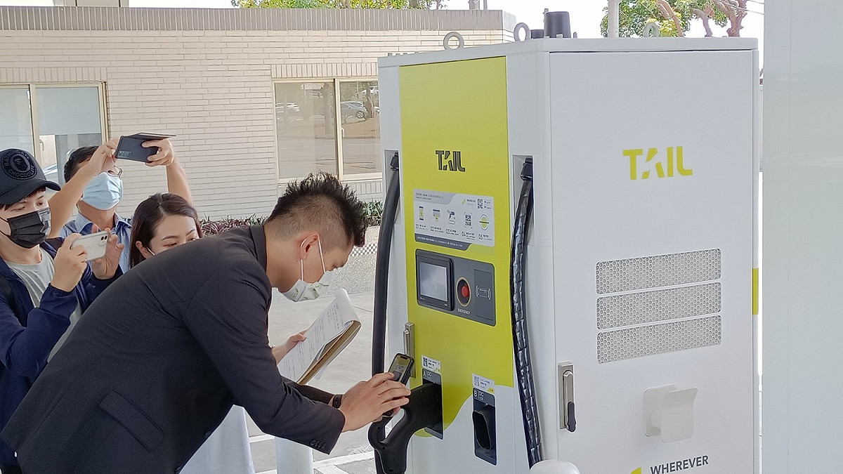 該快速充電站充10分鐘就可行駛約200公里。 圖：高公局／提供