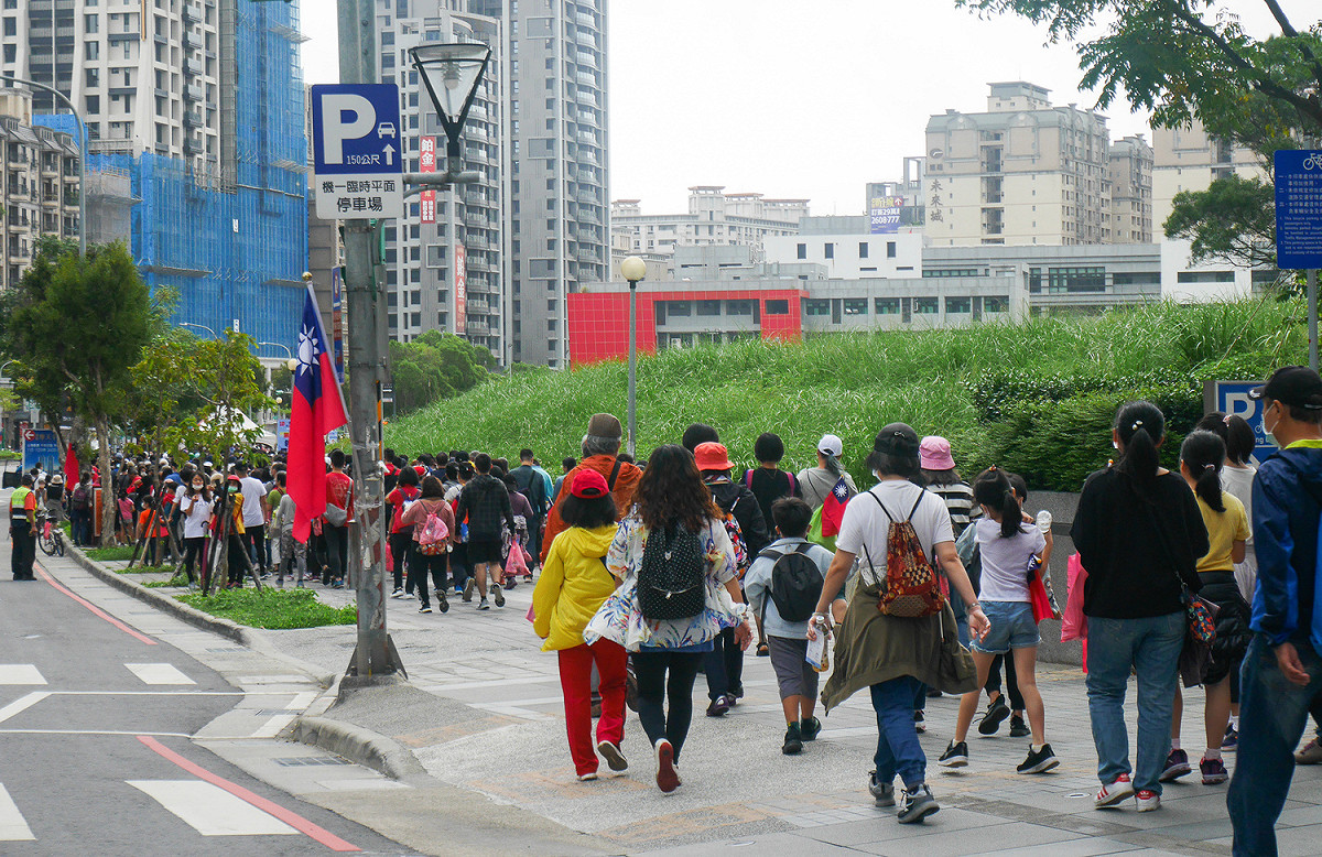升旗活動後民眾接著參加健行活動，完成可參加抽獎。 圖：林口區公所提供