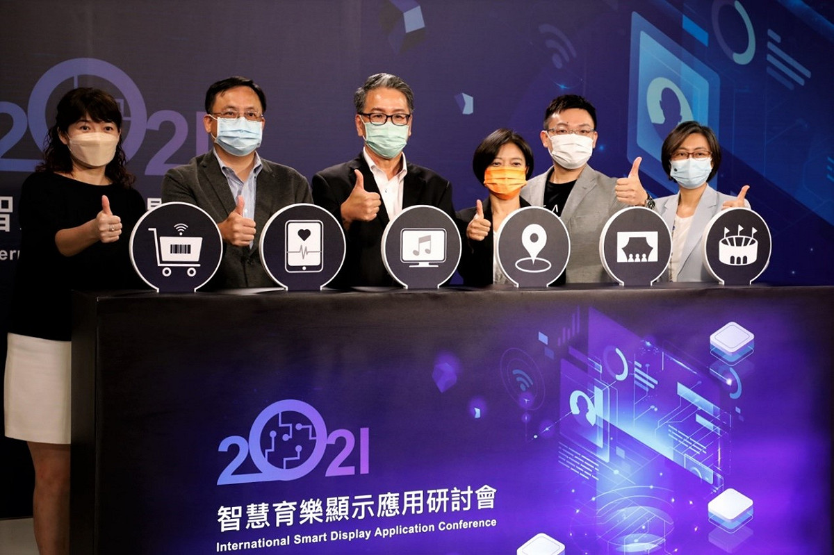 由經濟部工業局舉辦的「智慧育樂顯示應用研討會」於本月14日正式登場（左起：智慧顯示產業跨域合作聯盟梁涵玉 執行秘書、友達光電系統暨解決方案事業總部曾天龍 副總經理、經濟部工業局電子資訊組呂正欽 副組長、群創光電技術開發總處總處長楊秋蓮 博士、台灣虛擬及擴增實境產業協會彭子威 理事長、資訊工業策進會數位所林玉凡 所長） 圖：主辦單位/提供