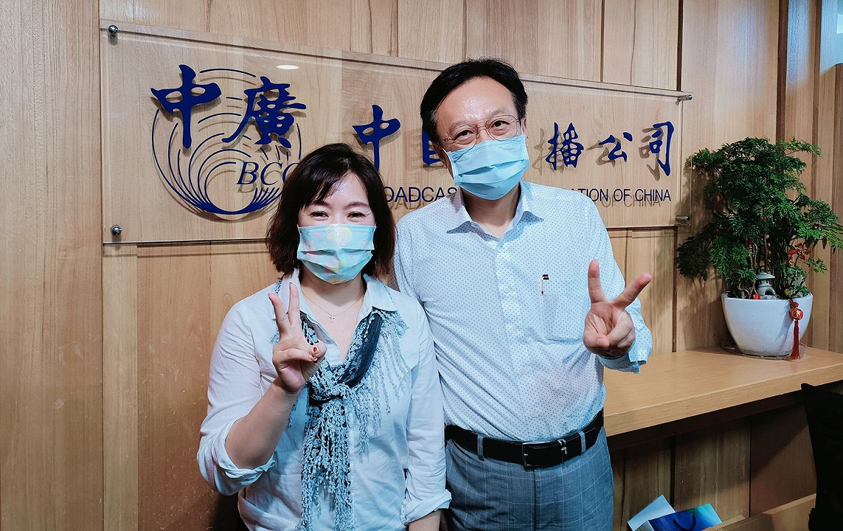 卓伯源（右）今天接受中廣《千秋萬事》專訪，和主持人王淺秋一起比他的黨主席選舉號次2號。 圖：取自卓伯源臉書