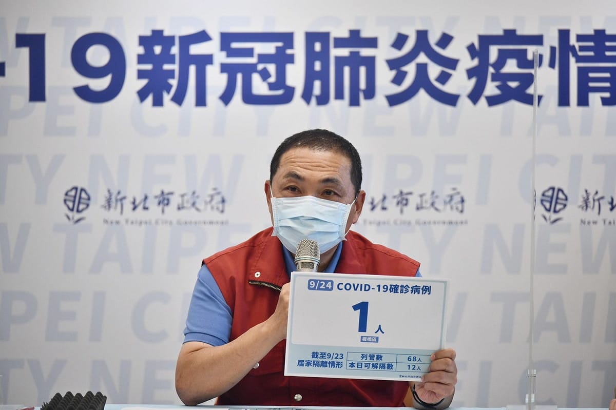 侯友宜說明新北今新增1例確診個案，CT值高達34，不具傳染力，感染源不明，研判應屬舊案。 圖：新北市政府/提供