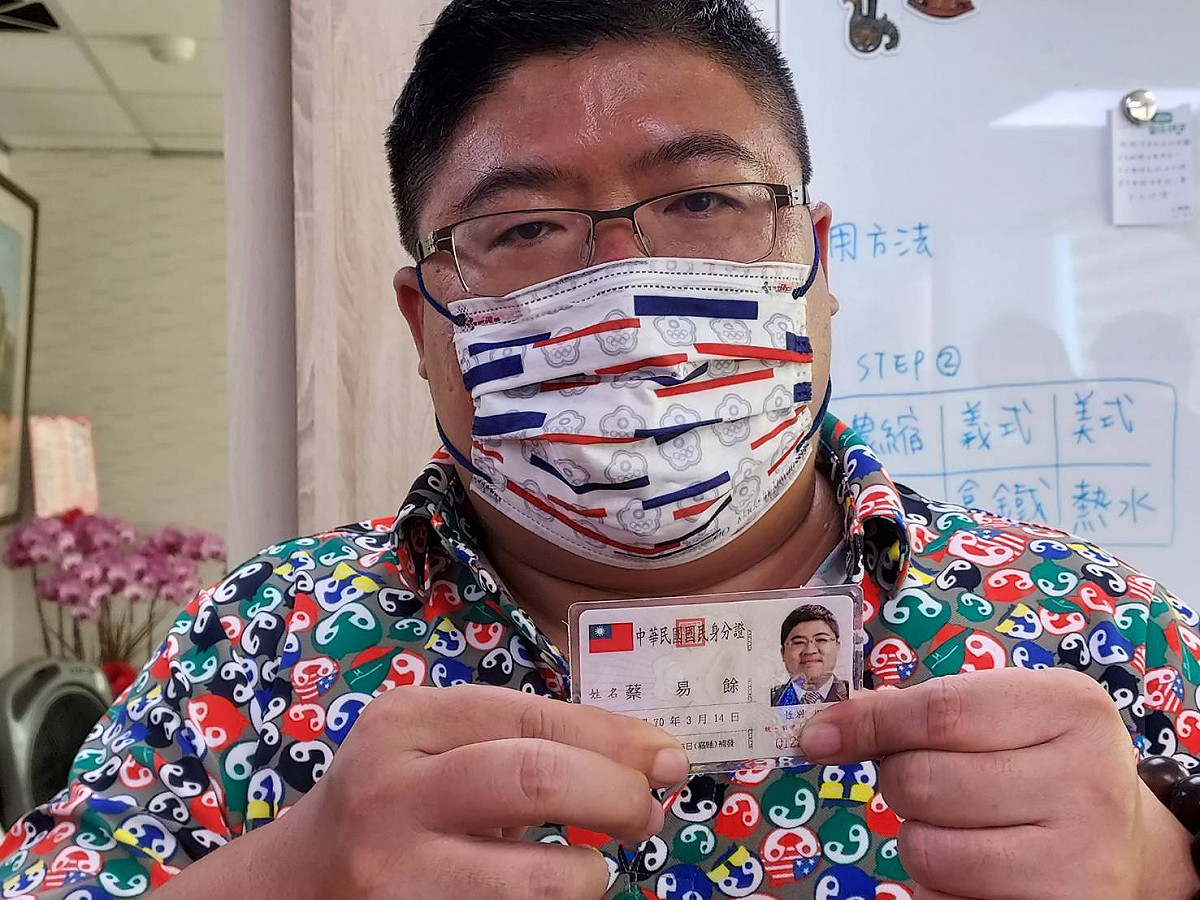 蔡易餘拿出身分證，力挺陳柏惟。 圖:陳佩君/攝